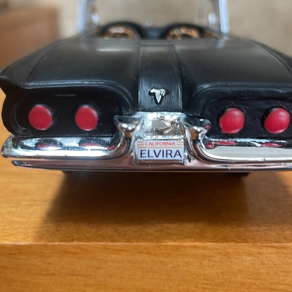 Mistress of the Dark Elvira’s Macabre Mobile Figurine - Picture 8 of 12